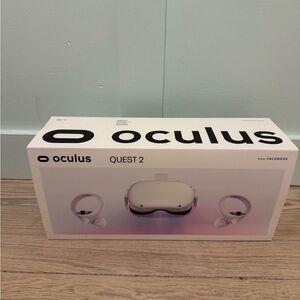 Oculus Quest 2 VR Set in White - BARELY USED!!